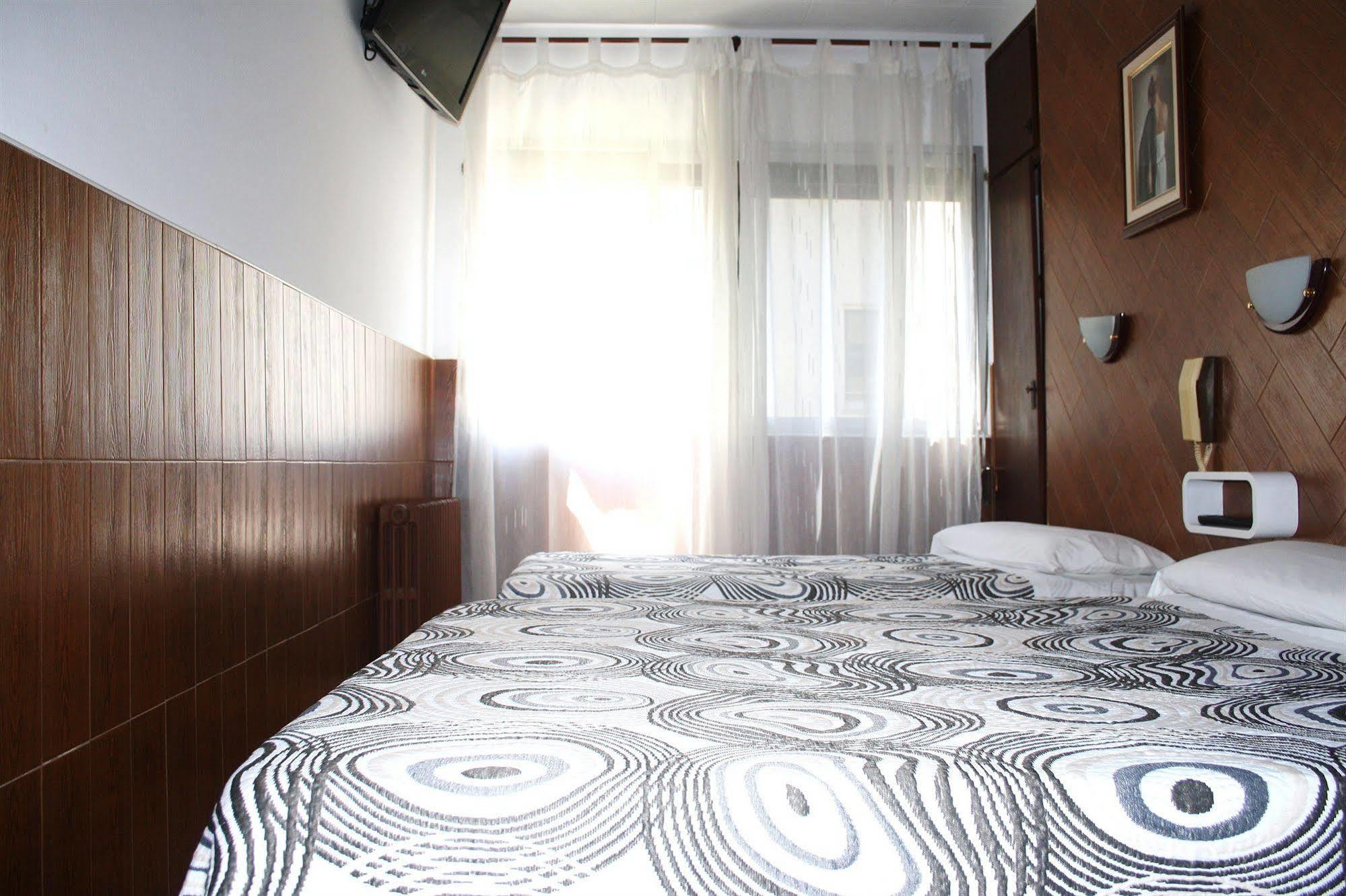 Hostal Sanmar Фигерас Экстерьер фото