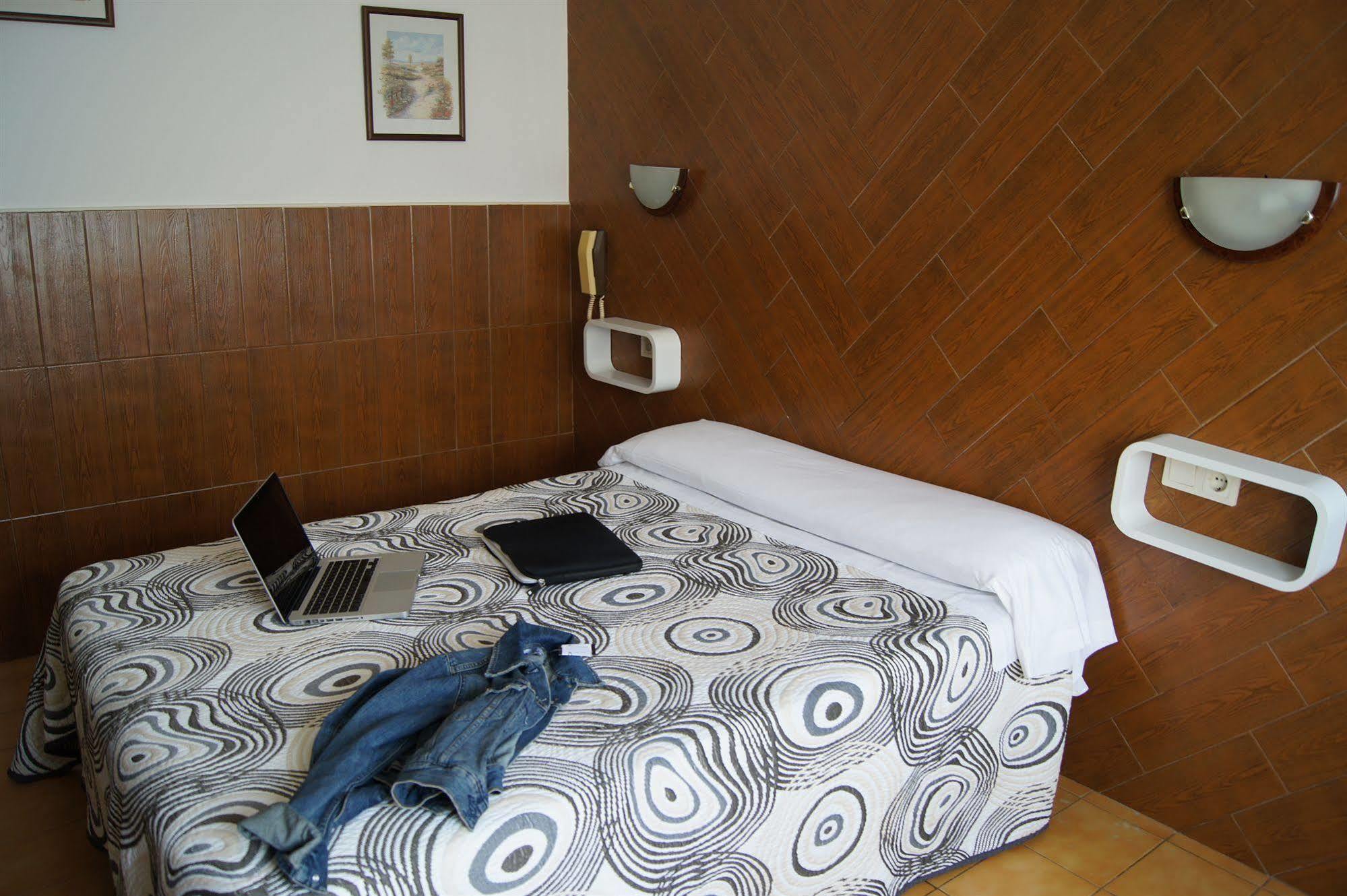 Hostal Sanmar Фигерас Экстерьер фото