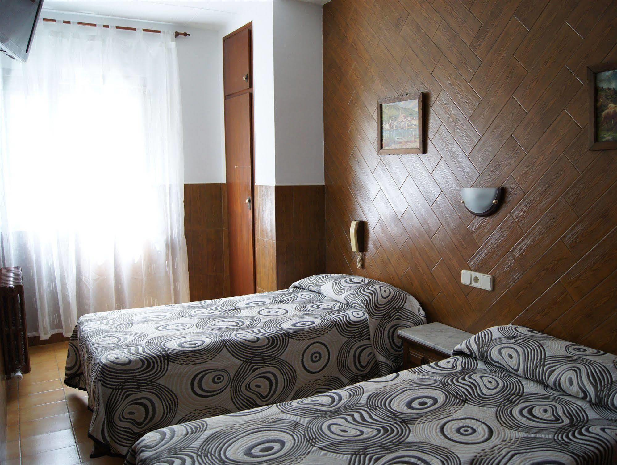 Hostal Sanmar Фигерас Экстерьер фото