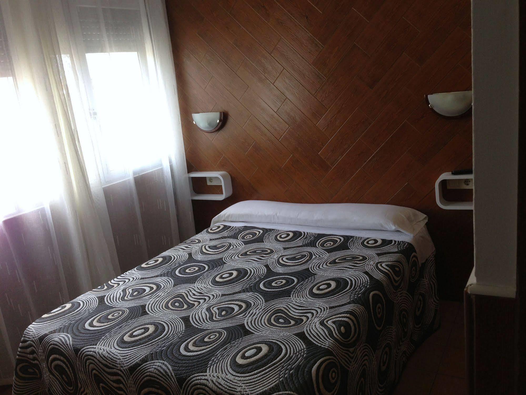 Hostal Sanmar Фигерас Экстерьер фото