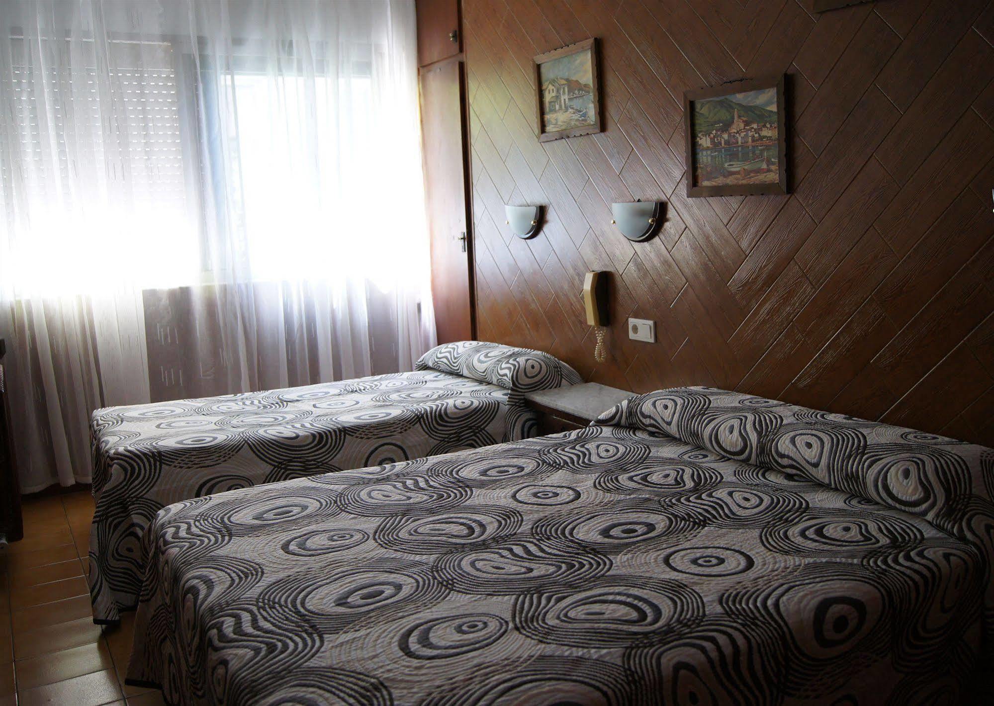 Hostal Sanmar Фигерас Экстерьер фото